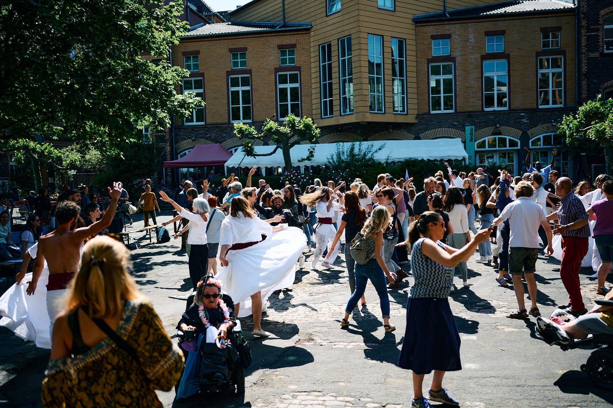 The picture shows the performance of "The human measure".